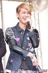 组图：MP魔幻力量签唱会 曝成员遭女粉丝抓下体