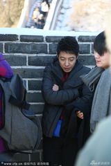 组图：撒贝宁长城玩自虐 零下10度录节目打哆嗦