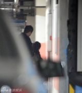 组图：李亚鹏激吻新欢 离婚2月搬离王菲别墅