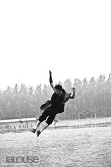 组图：郑恺农场写真曝光 与汪星人嬉戏打闹