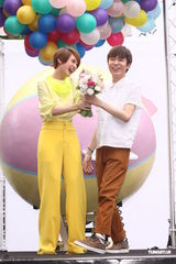 组图：杨丞琳曝青峰曾解她内衣 献唱遭火花烫舌