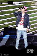 组图：朴宰范等参加HIPHOP音乐节引爆火热现场