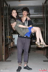 组图：徐若瑄蓝色短裙坐猛男背庆生