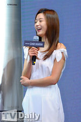 组图：全智贤白裙性感站台 露香肩甜美端庄