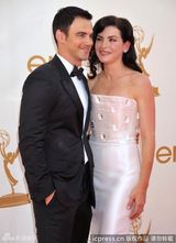 组图：艾美奖红毯 明星情侣大秀恩爱