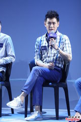 高清图：林志颖格子衫背带裤帅气 赞儿子艺感强