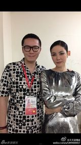 组图：王菲与邓丽君隔空对唱 银色长裙典雅