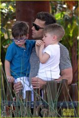 组图：瑞奇马丁携爱子亮相 壮硕身材父爱爆棚