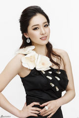 组图：阚清子登《上海服饰》  明眸皓齿清丽动人