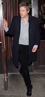 组图：伊丽莎白-赫莉与休-格兰特晚餐谈笑风生