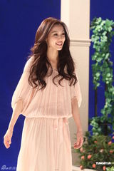 组图：范玮琪为公益歌曲拍摄MV 个唱邀吴佩慈站台