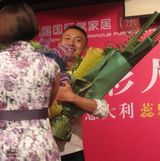 组图：聂远清瘦出席代言酒会 笑容可爱玩亲民