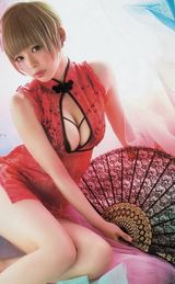 组图：日本少女偶像趴床制服诱惑 秀乳沟诱宅男