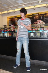 组图：郭品超陈怡蓉新剧收视飘红慰劳粉丝