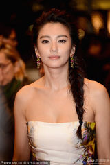 组图：张雨绮助阵新片首映 抹胸裙秀身材