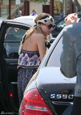 组图：好莱坞名媛妮可-里奇街拍连体裤搭潮包