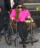 组图：Gaga髋关节手术后亮相 不顾伤痛踩恨天高