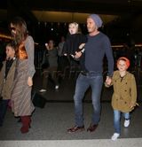 组图：贝克汉姆一家现身机场 小七穿斗篷萌态十足