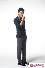 组图：李光洁拍摄杂志写真  绅士装扮凸显型男气质