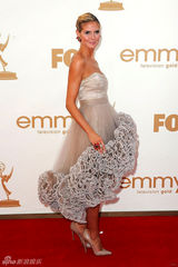 组图：艾美奖红毯 海蒂-克拉姆和老公恩爱亮相