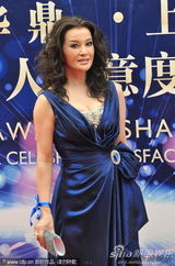 组图：刘晓庆深V长裙性感亮相华鼎奖红毯