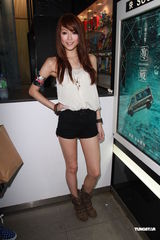 组图：连诗雅不担心遭揩油 与陈静仪比拼性感