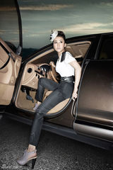 幻灯图:苗圃化身美女车模 尽显迷人光彩