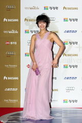 高清组图：青龙奖红毯女星争艳 河智苑孙艺珍成焦点