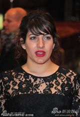 电影《口红》首映 女星Nataly娇艳夺目撅嘴吻导演