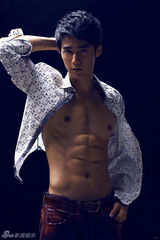 组图：蒋劲夫写真秀紧实腹肌 型男魅力诱惑难挡