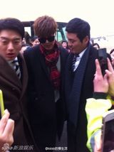 组图：李敏镐现身武汉 疯狂粉丝挤倒200斤记者