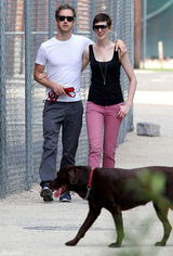 组图：安妮-海瑟薇与未婚夫遛狗晒幸福