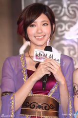 组图：Dream Girls合体代言 古装cosplay耍刀弄剑