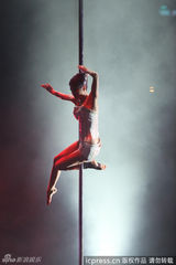 组图：蔡依林苦练钢管舞 高空双脱手搏命演出