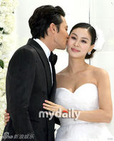 幻灯图：张东健高小英婚礼现场 夫妇亮相甜蜜亲吻 