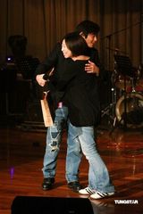 幻灯图:王杰用歌声鼓励年轻人 与歌迷向灾区捐款