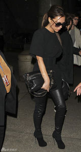 组图：贝嫂维多利亚现身机场装扮一身黑