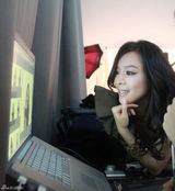 幻灯图：张静初拍金像奖宣传照 亲切受访态度随和