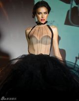 组图：俄罗斯超模伊莉娜-莎伊克性感内衣秀