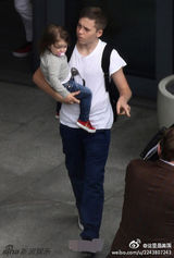 组图：小贝长子抱七公主出镜 温馨有爱羡煞网友