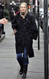 幻灯图集：乌玛-瑟曼和老公当街热吻