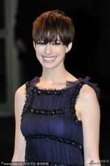 组图：《悲惨世界》首映 海瑟薇秀腿阿曼达露背