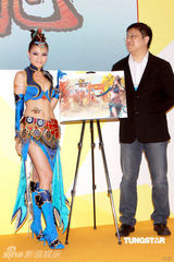 幻灯图集：周秀娜扮鲤鱼精出席游戏展