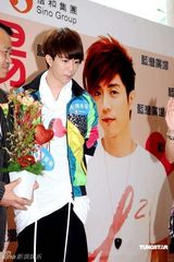 幻灯组图：棒棒堂为粉丝化妆 王子曾险遭粉丝强吻