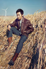 组图：秦昊拍异境时尚写真 显个性型男多面魅力