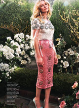 组图：邓斯特坐花丛姹紫嫣红 容颜俏丽如少女