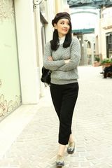 高清组图：孙宁街拍 灰色针织衫搭配休闲七分裤