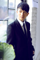 组图：许诺造型多变 白领造型为电影宣传预热