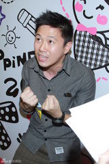 高清图：琦琦曝任达华为女儿学弹琴 MCJin望做父亲