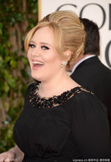 组图：阿黛尔产后首次公开亮相 丰腴依旧开怀笑